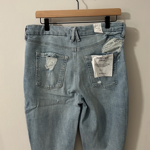 •GOOD AMERICAN • GOOD LEGS CROP RAW HEM Jeans - Picture 15 of 15